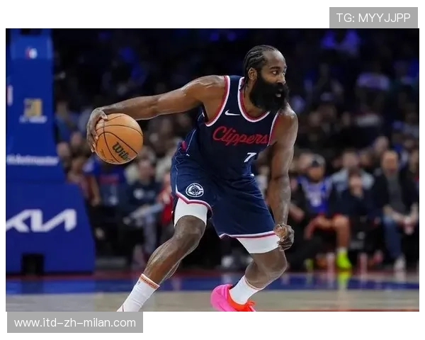 哈登怒砸更衣柜画面曝光：队友不敢说话