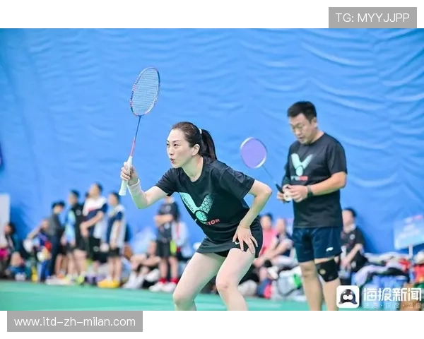 完美杯山东羽毛球赛现场火爆，精彩瞬间频出